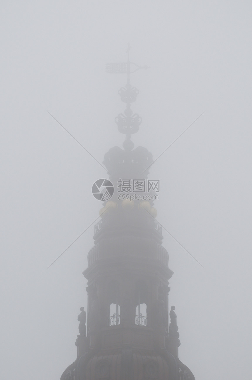 雾中寺庙的顶端建筑灰色天气季节图片