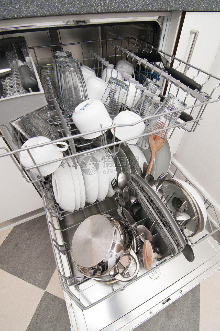 Dish洗衣机 有干净明亮的碗盘和厨房用具玻璃厨具杯子洗碗机盘子垫圈图片