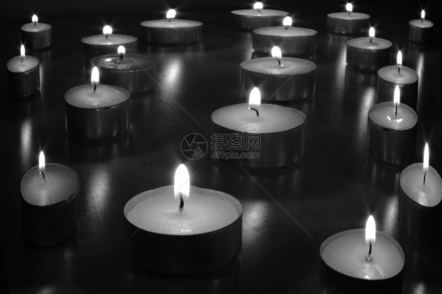 蜡烛白色烛光黑色红色燃烧图片
