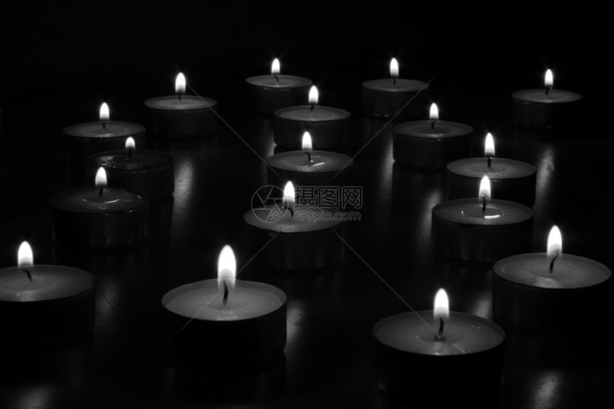 蜡烛燃烧红色白色黑色烛光图片