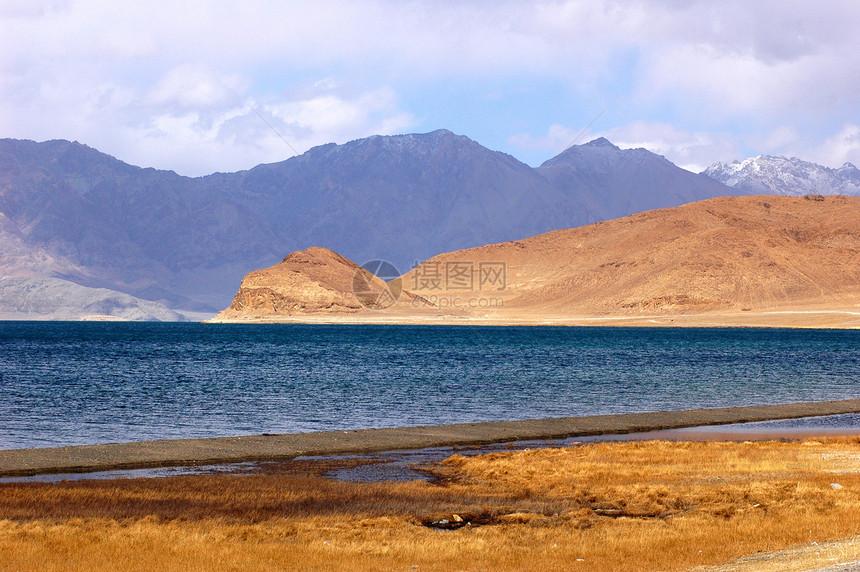 山地景观和蓝湖晴天环境生态天空风景高度旅游高地全景反射图片