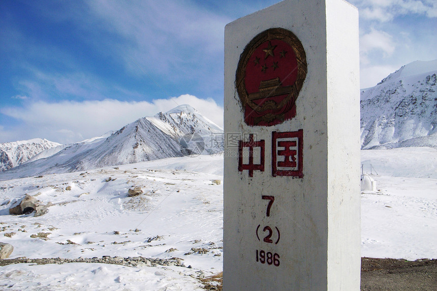 雪山中中国边疆石图片