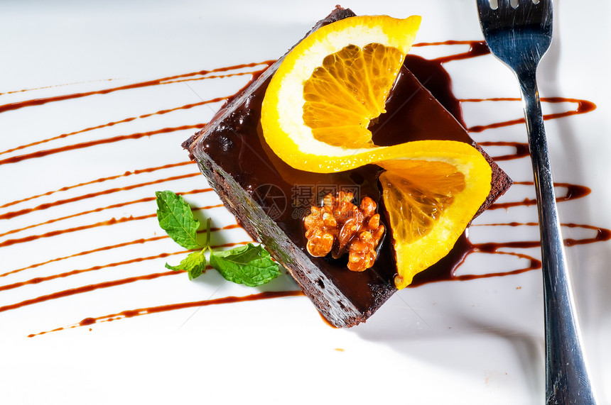 巧克力和胡桃蛋糕馅饼奶油蛋糕坚果咖啡烹饪食物可可橙子叶子图片
