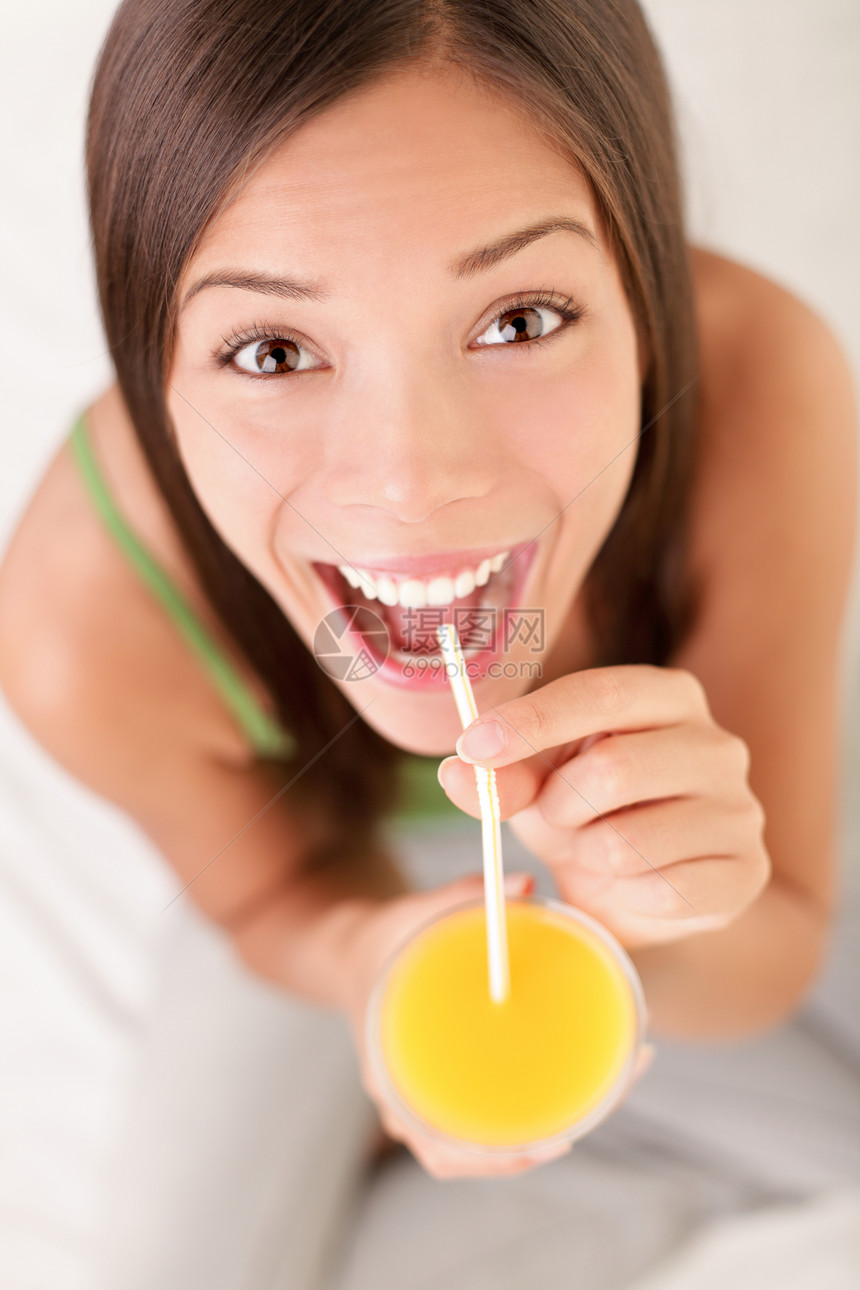 喝橙汁的妇女青少年乐趣营养女士水果工作室生活果汁饮料橙子图片