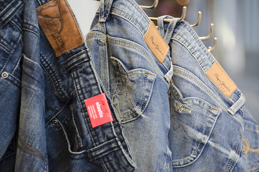 在商店里对一对Jeans牛仔布纺织品材料口袋衣柜魅力宏观服装牛仔裤棉布图片