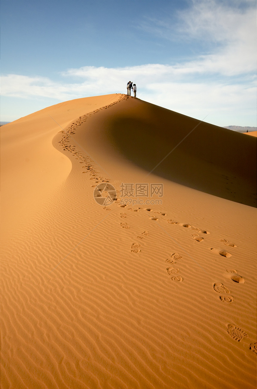 独自在沙漠中沙丘远足风景蓝色旅游天空自由游客干旱旅行图片