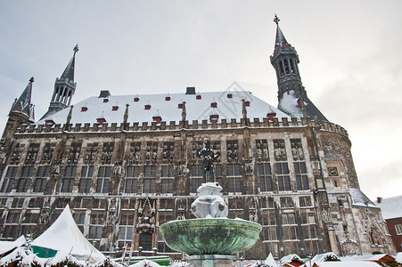 德国圣诞市场阿钦拉特豪斯季节场景城市白色季节性花圈木头石头市场大厅背景