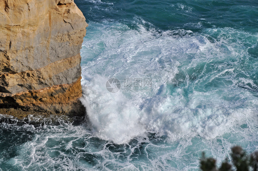 美丽的蓝大洋浪潮 澳大利亚崎岖蓝色波浪石头吸引力旅游公园游客砂岩海滩图片
