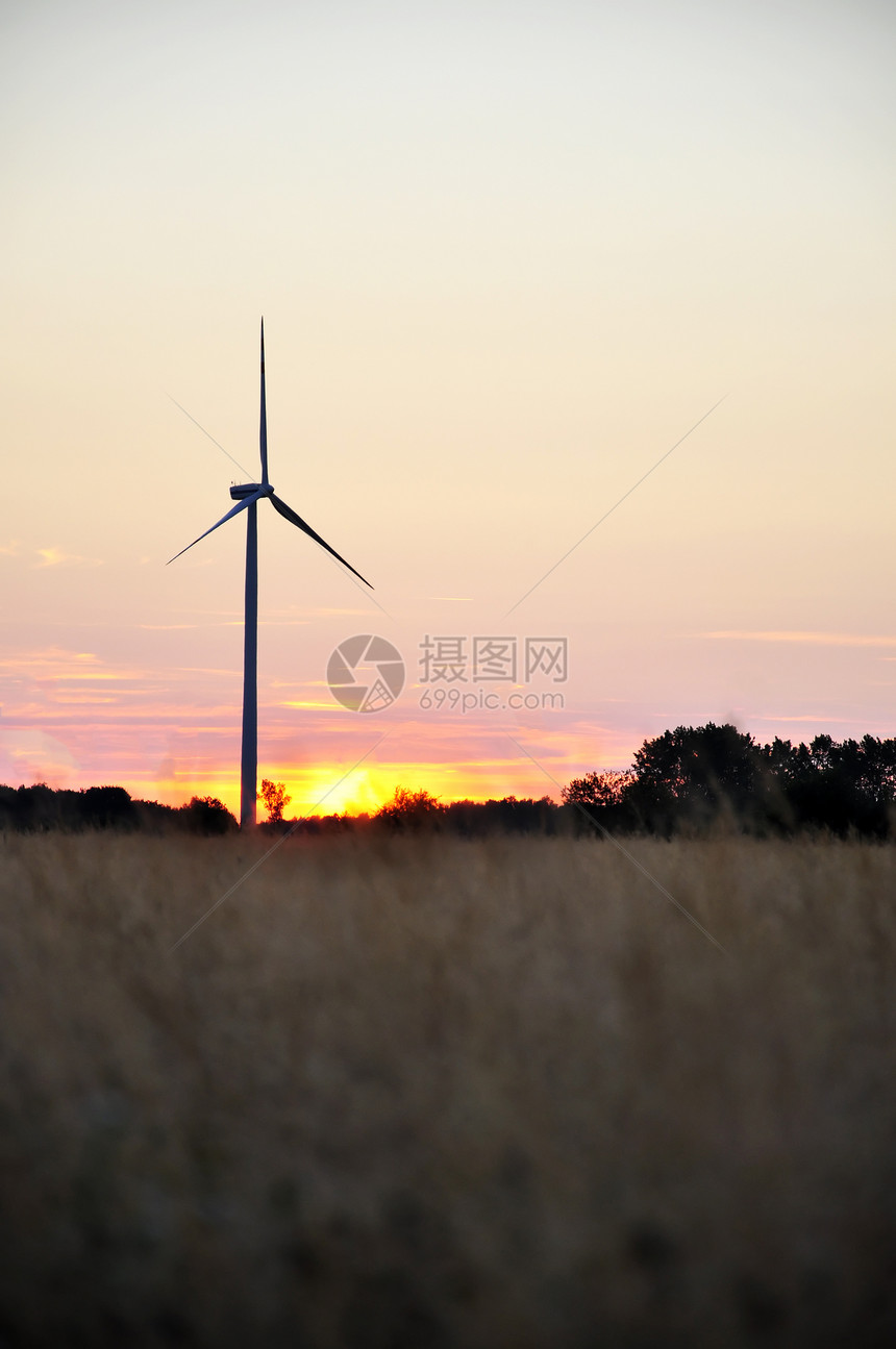 日落时的风风涡轮机草地技术燃料蓝色农场回收太阳力量刀刃牧场图片