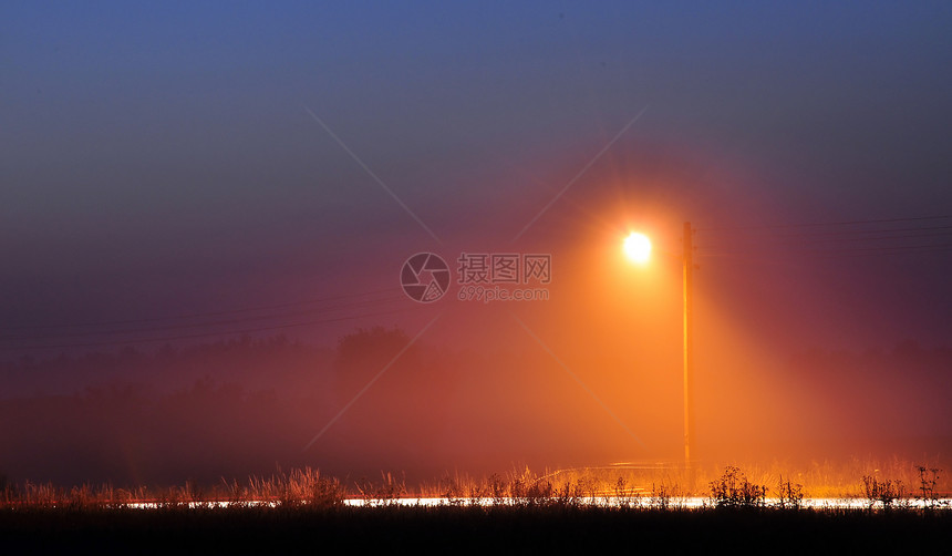 夜间有美丽的光辉运动市中心建筑城市场景摩天大楼车辆建筑学驾驶交通图片