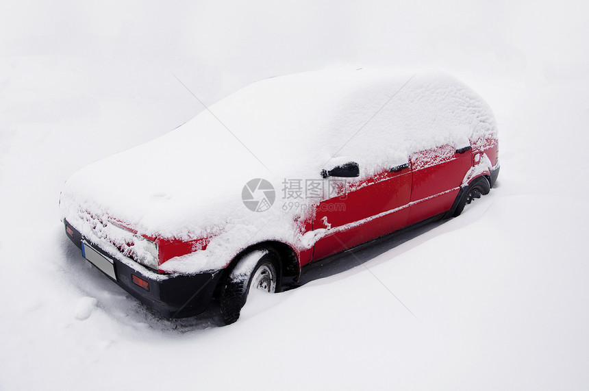 雪中红色车白色车辆运输天气图片