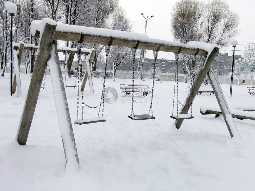 冬季儿童游乐场操场公园木头孤独座位长椅图片
