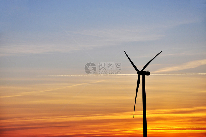 日落时风风涡轮机图片