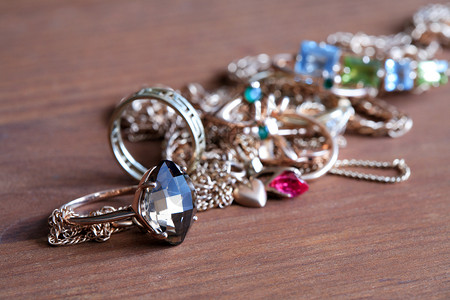 黄金珠宝皮戒指链子奢华项链配饰财富金子耳环个人宝石背景图片