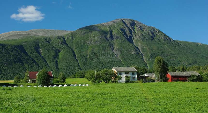 美丽的挪威农村山地风景假期游客建筑物蓝色石头房子旅行岩石顶峰天空图片