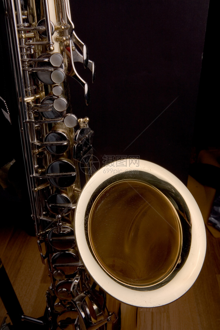 萨克斯风弱光金属萨克斯管笔记音乐黄铜工作室会议乐器记录图片