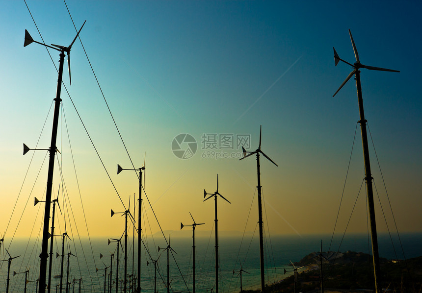 产生清洁能源的农场风力涡轮机图片