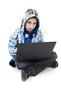 带手提笔记本电脑的男孩男生学生学习门廊白色阅读互联网孩子冲浪游戏背景图片