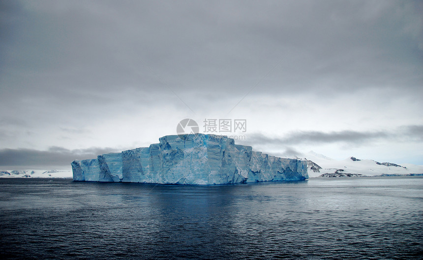 海洋中的表单冰山图片