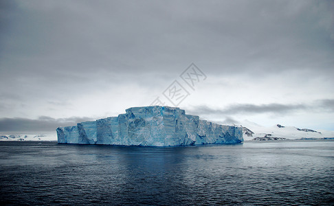 海洋中的表单冰山背景图片