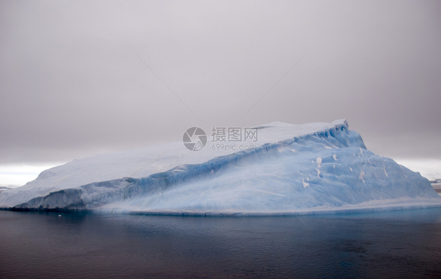蓝色冰山冻结全球海洋图片