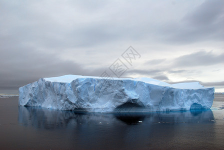 蓝色平蓝冰山背景图片