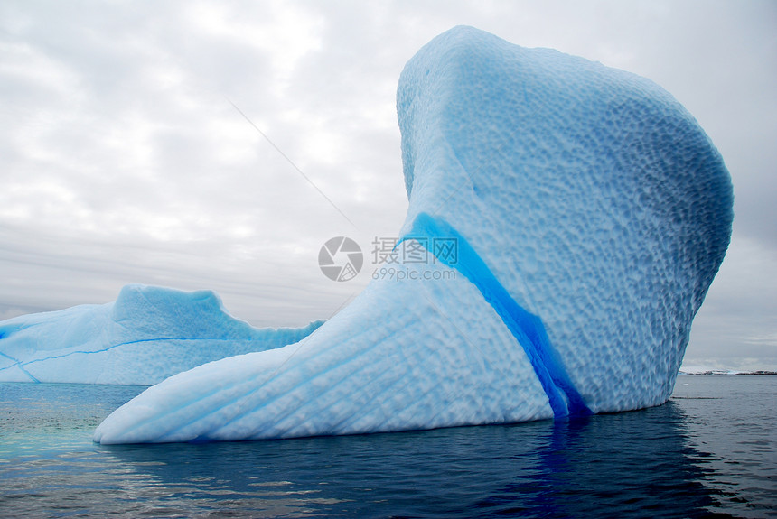巨大的白色白冰山 蓝色连纹图片