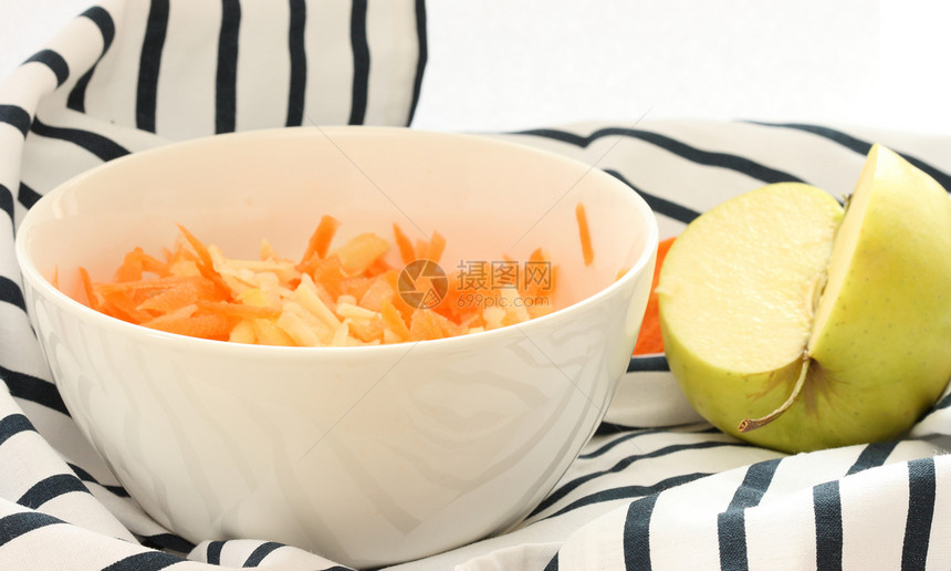 把胡萝卜和苹果放在碗里食物小吃橙子水果图片