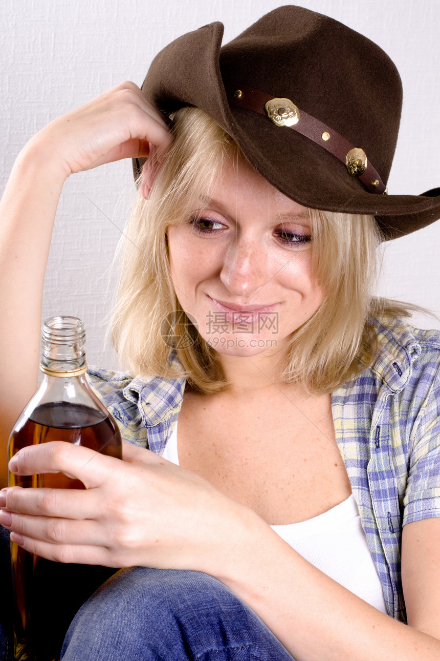 喝威士忌的牛仔女牛仔图片