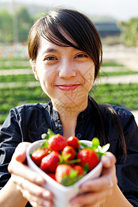 微笑的女孩给你一碗草莓背景图片