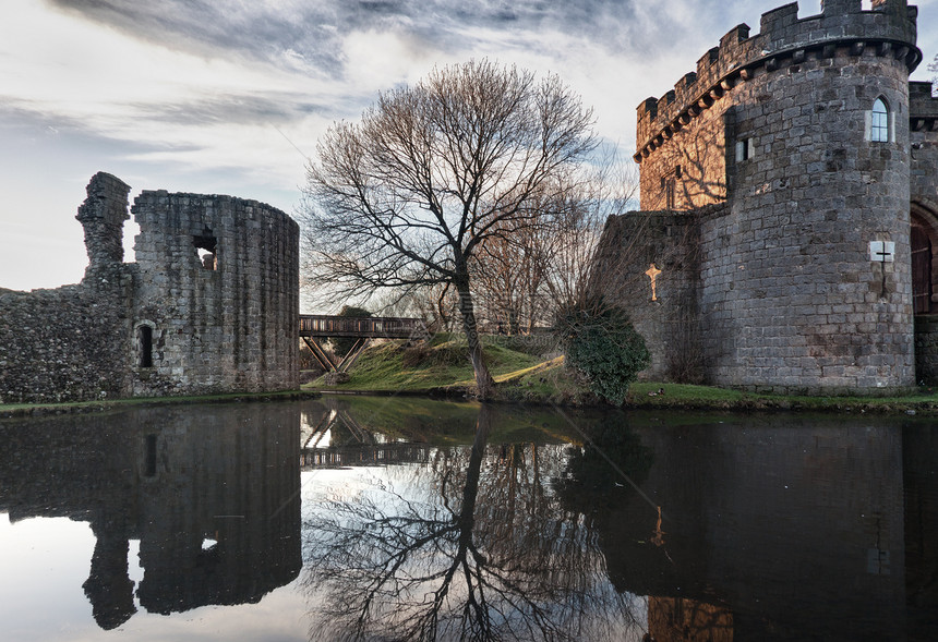 Shropshire的惠廷顿城堡树木历史性池塘废墟远景地标村庄纪念碑护城河石头图片