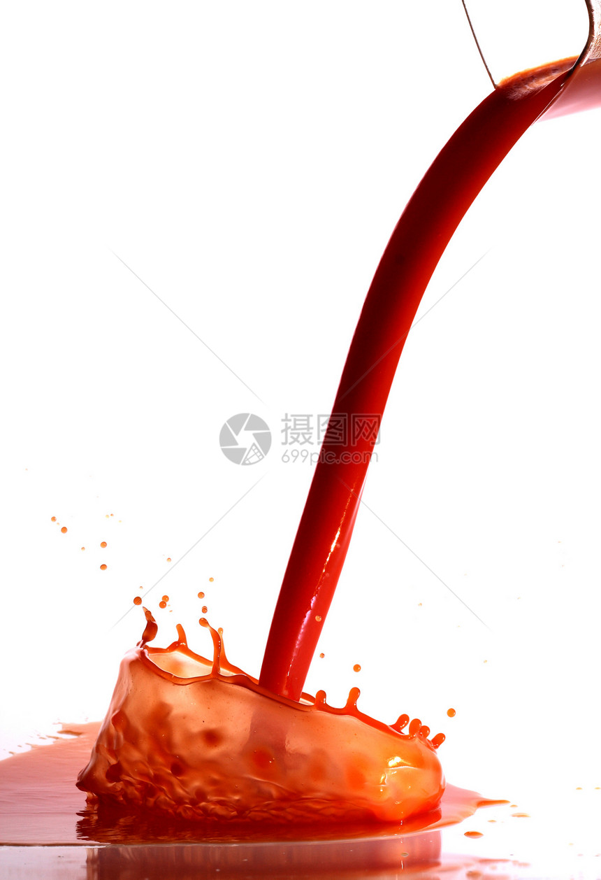 果汁溢出白色玻璃飞溅红色液体图片