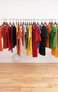 壁橱一根棍子上多色衣服的种类繁多背景