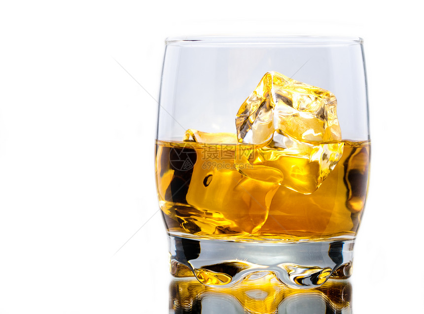 威士忌液体玻璃岩石金子饮料立方体棕色烈酒图片