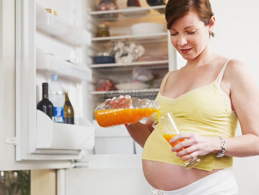 孕妇 含橙汁杯子图片