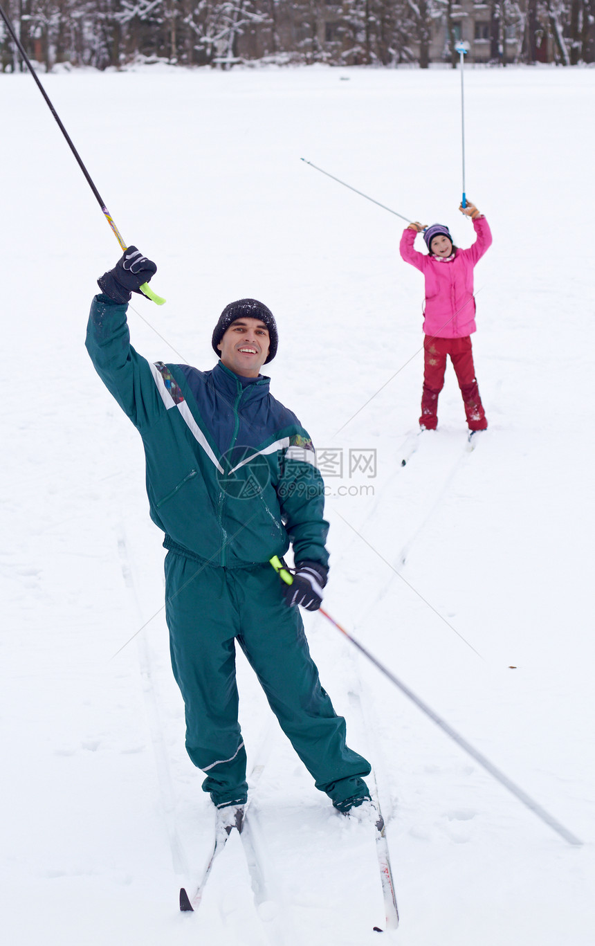 家庭游养家庭女性青少年滑雪闲暇假期滑雪者乐趣父亲女孩国家图片