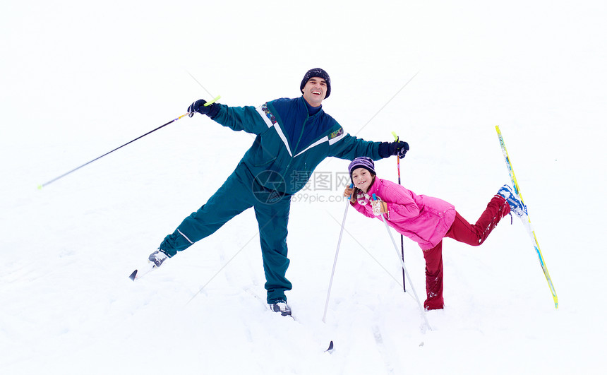 家庭游养家庭闲暇青少年夹克滑雪滑雪者旅行女性夫妻娱乐国家图片