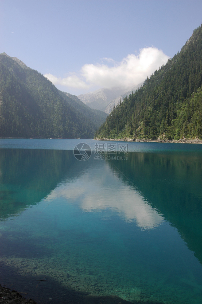 中国长湖湖旅游胜地叶子山脉观光反射镜像旅行丘陵图片