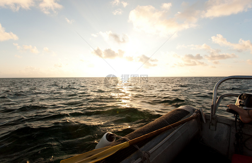 日落船阳光旅行地平线液体潜水热带盐水波浪力量日落图片