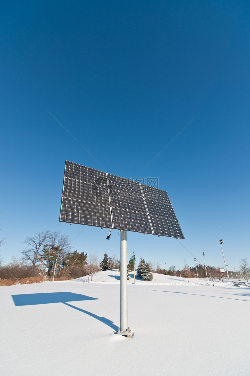 可再生能源     冬季光伏太阳能板阵列绿色阳光能量控制板太阳能创新设备公园技术天空图片