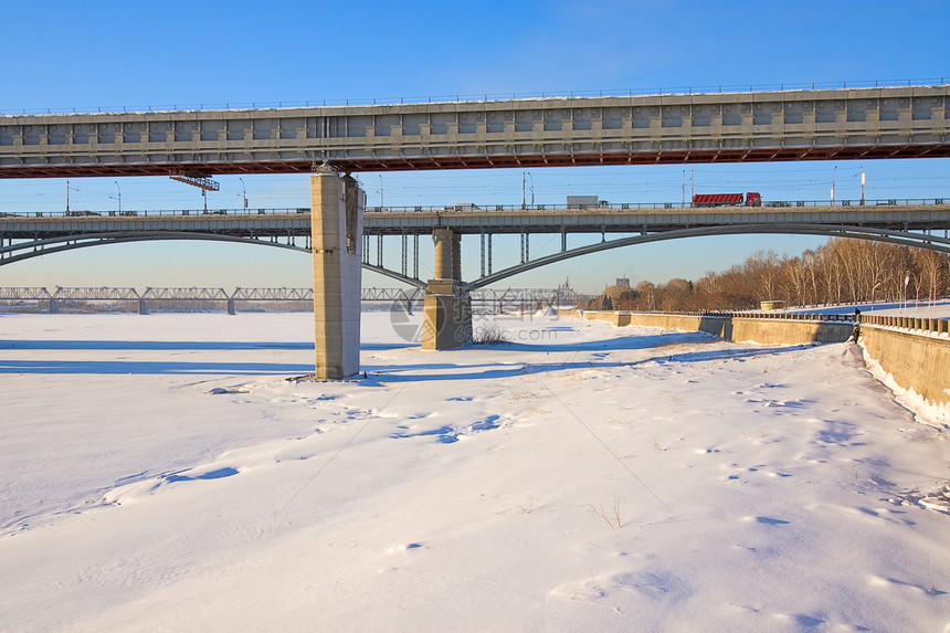 有桥梁的冬季风景图片