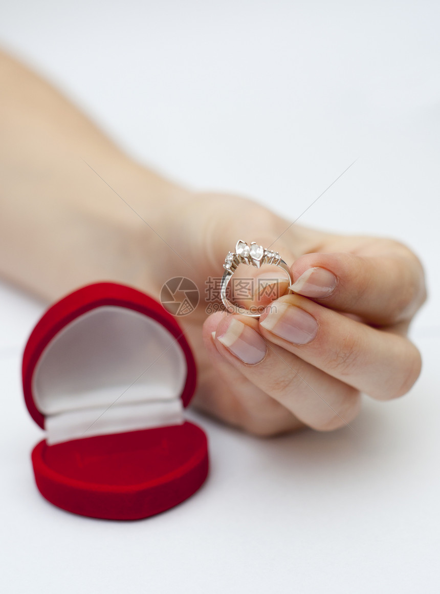 手握订婚戒指犯罪婚礼男性家庭浪漫礼物花束新人庆典夫妻图片