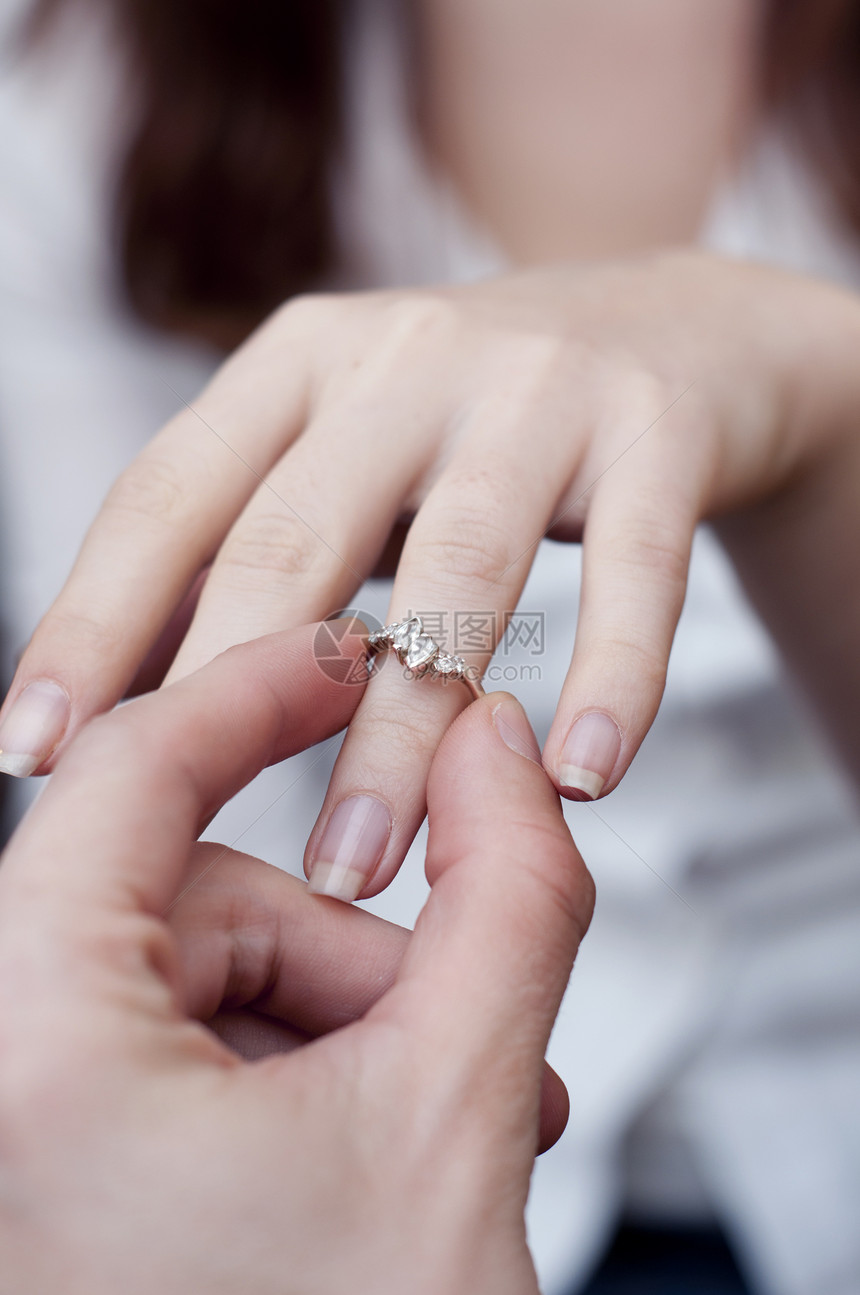将订婚戒指插在手指上的情况 情况珠宝展示惊喜婚礼女孩男人男朋友女朋友餐厅伙伴图片