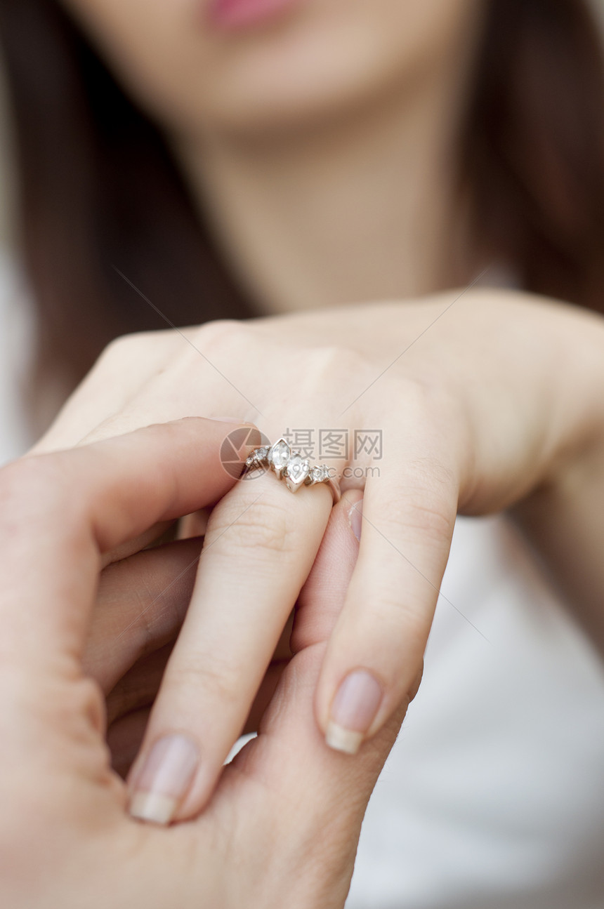 将订婚戒指插在手指上的情况 情况女士成人惊喜男人伙伴展示女性女孩夫妻女朋友图片