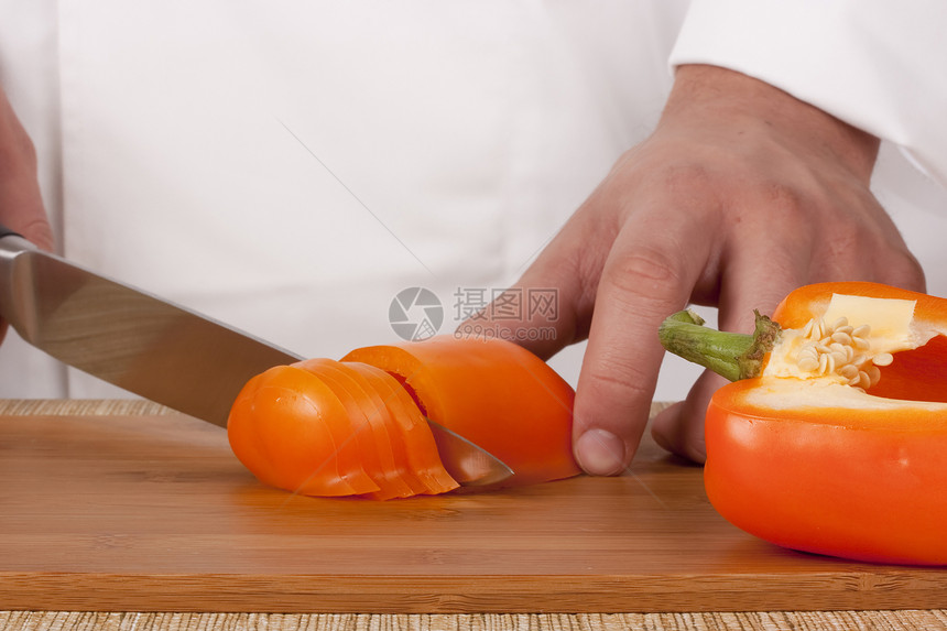 切切蔬菜木板白色服务胡椒盘子男人食物餐厅图片
