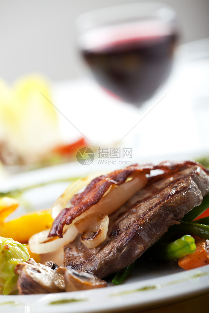 加蔬菜的牛排上培根午餐烹饪食物香料美食肉汁土豆熏肉发芽洋葱图片