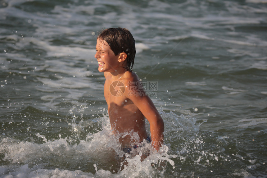 游泳男孩运动跑步孩子乐趣喜悦断路器男生图片