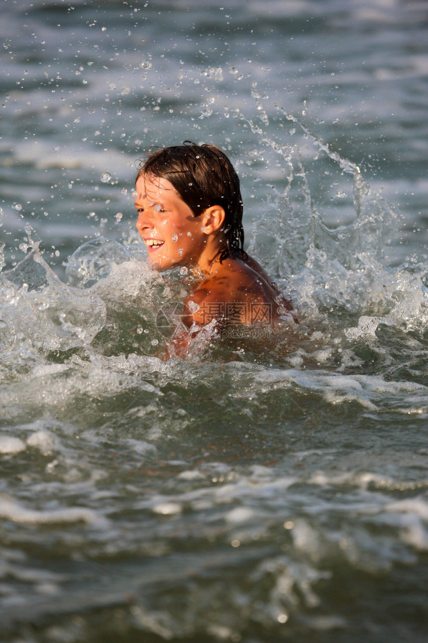 游泳男孩断路器跑步喜悦乐趣孩子运动男生图片