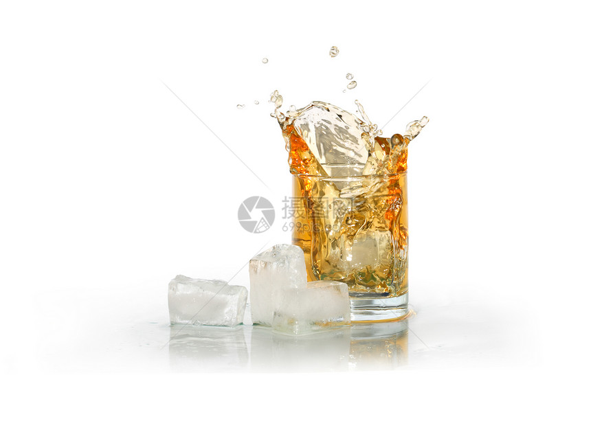 与冰的威士忌冷饮饮料冰块派对立方体酒精飞溅饮食玻璃酒杯图片