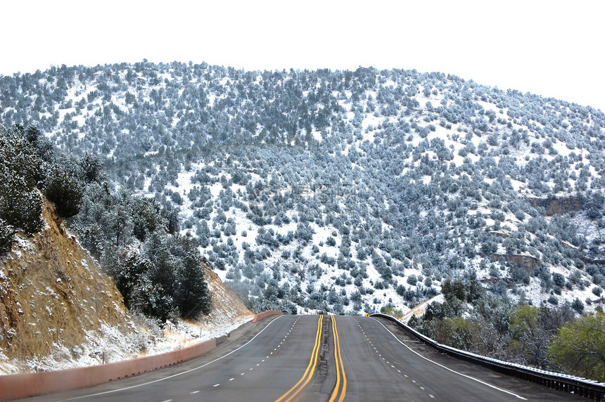 通往山边的道路爬坡丘陵山脉公路树木图片